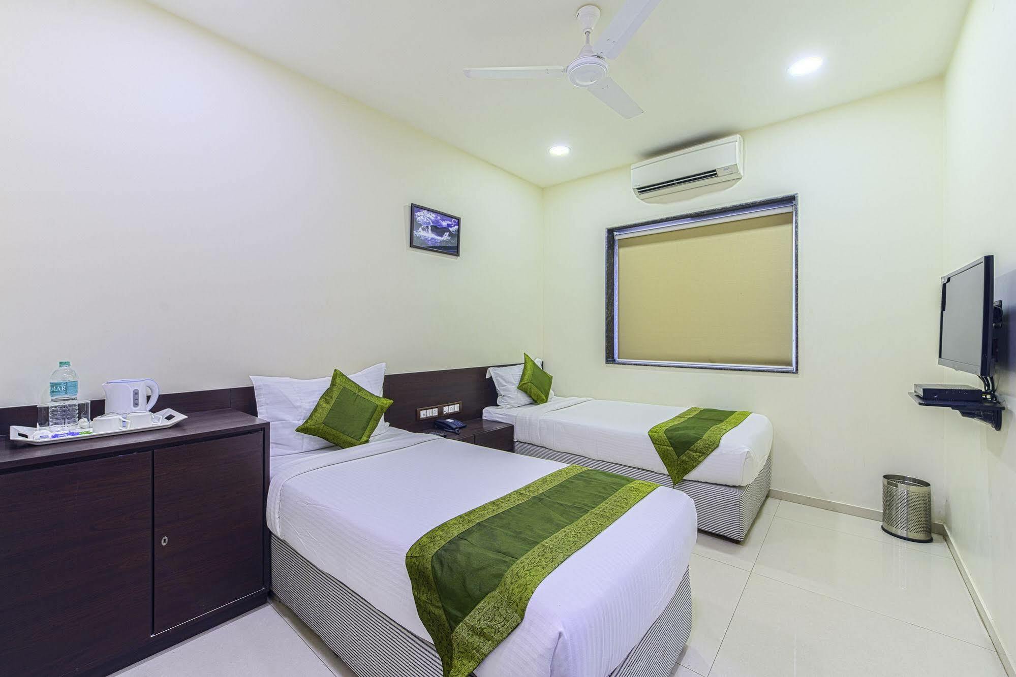 Oyo 16703 Hotel The Platinum Calcutta Buitenkant foto