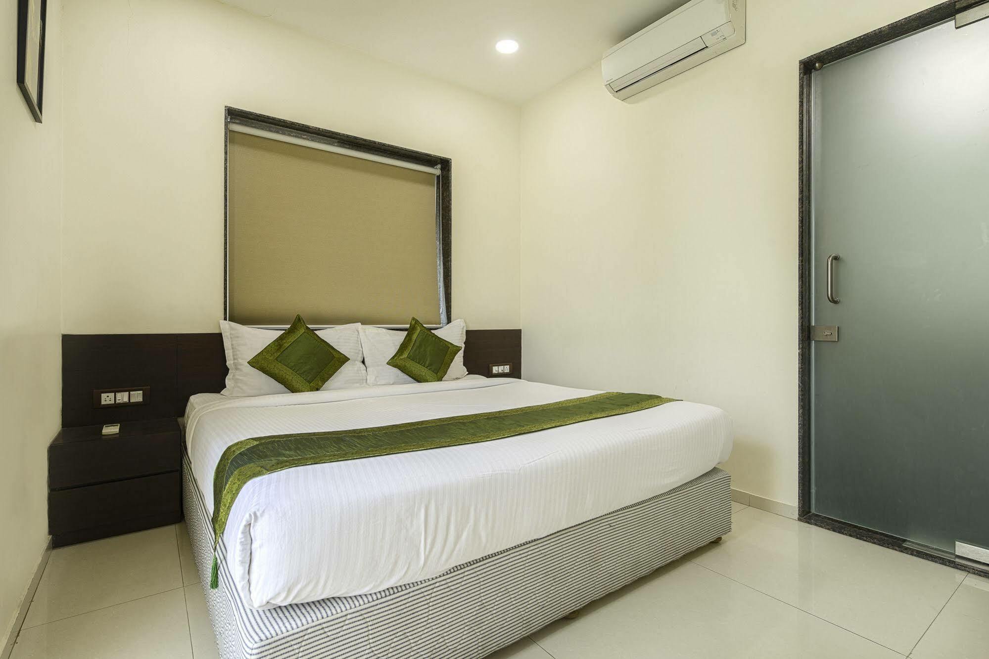 Oyo 16703 Hotel The Platinum Calcutta Buitenkant foto