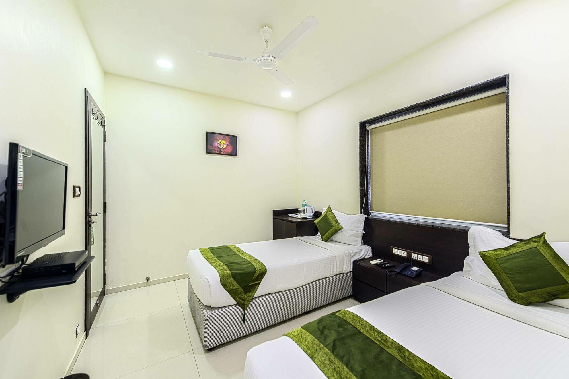Oyo 16703 Hotel The Platinum Calcutta Buitenkant foto